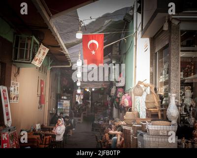 Photo des terrasses de cafés dans les rues d'Istanbul, turquie, plein de personnes buvant et mangeant. Banque D'Images