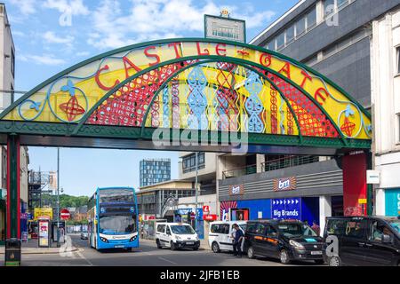 Pont d'entrée coloré de Castle Gate, Haymarket, Sheffield, South Yorkshire, Angleterre, Royaume-Uni Banque D'Images