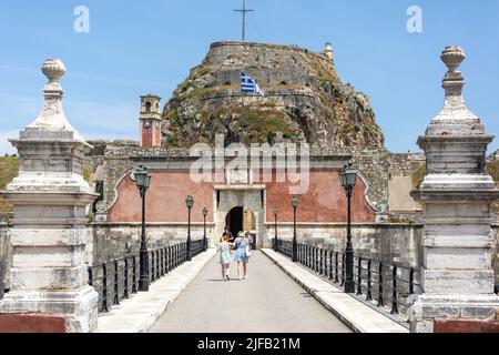 Entrée par passage à la vieille forteresse de Corfou (Paleo Frourio), la vieille ville de Corfou, Corfou (Kerkyra), les îles Ioniennes, Grèce Banque D'Images