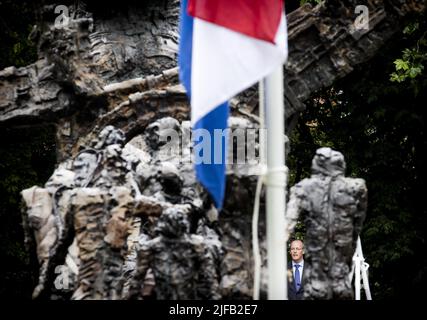 2022-07-01 13:57:58 AMSTERDAM - Klaas Knot, président de la Nederlandsche Bank, au Monument national de l'esclavage passé, pendant la commémoration nationale du passé de l'esclavage hollandais. Au 1 juillet 1863, l'esclavage a été aboli par la loi au Suriname et dans la partie du Royaume des Caraïbes. ANP KOEN VAN WEEL pays-bas hors - belgique hors Banque D'Images