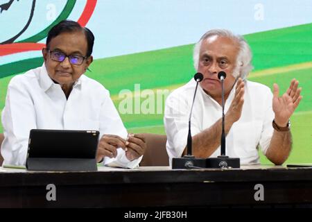 New Delhi, New Delhi, Inde. 1st juillet 2022. Les hauts responsables du Congrès et l'ancien ministre des Finances du syndicat P Chidmapram et Jairam Ramesh à la Conférence de presse contre le 5th anniversaire du régime central de GST et MSME, au siège du Parti à New Delhi, vendredi (Credit image: © Ravi Batra/ZUMA Press Wire) Banque D'Images