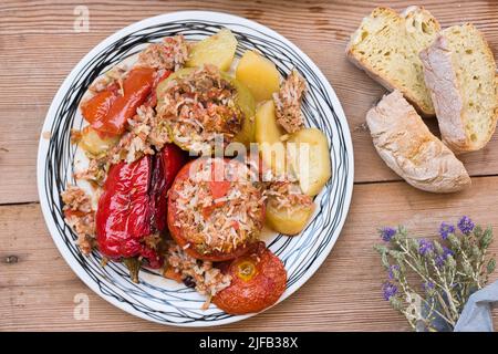 Cuisine grecque d'été, gemista. Tomates farcies et poivrons avec riz, oignon, viande hachée, cuits au four. Plats savoureux et légers. Banque D'Images