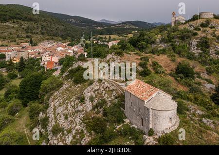 France, Var, Dracenie, Comps sur Artuby, chapelle Saint-Jean-Baptiste et chapelle Saint-André (12th siècle) également appelée chapelle des Templiers, construite au 12th siècle par les hospitaliers de l'ordre de Saint-Jean de Jérusalem (vue aérienne) Banque D'Images