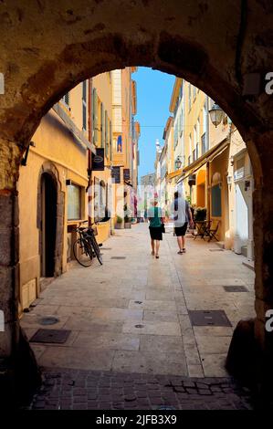 France, Var, Saint-Tropez, rue de la Ponche dans la vieille ville qui passe sous le Tour des remparts Banque D'Images