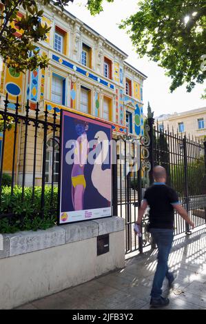 France, Var, Toulon, Centre d'Art de l'Hôtel des Arts, décorations peintes sur la façade par l'artiste Alexandre Benjamin Navet Banque D'Images