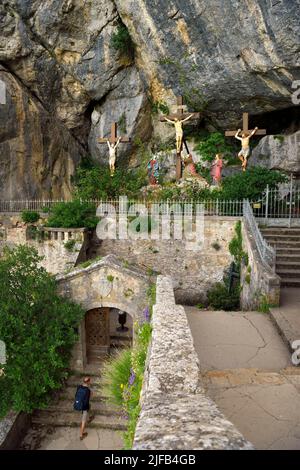 France, Var, Plan d'Aups Sainte Baume, Parc naturel régional Sainte-Baume, massif Sainte Baume, escaliers du chemin des rois menant au sanctuaire de la grotte de Sainte Marie-Madeleine (Saint Mary Magdalene) et le calvaire à l'entrée du site Banque D'Images