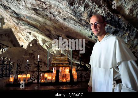 France, Var, Plan d'Aups Sainte Baume, Parc naturel régional Sainte-Baume, massif de Sainte Baume, sanctuaire de la grotte de Sainte Marie-Madeleine (St. Mary Magdalene), frère Patrick-Marie Bozo, le prieur de la communauté dominicaine de Sainte-Baume, devant le reliquaire contenant des reliques présumées (tibia et mèche de cheveux) de Marie Magdalene Banque D'Images