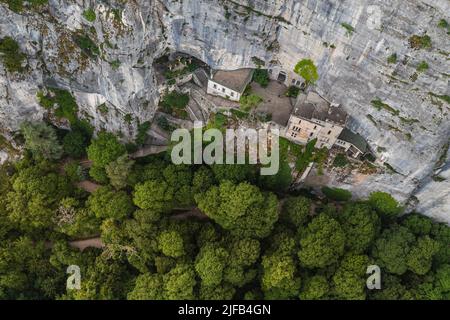 France, Var, Plan d'Aups Sainte Baume, Parc naturel régional Sainte-Baume, massif de Sainte Baume, sanctuaire de la grotte de Sainte Marie-Madeleine (St. Mary Magdalene) sur le côté de la falaise 300m (vue aérienne) Banque D'Images