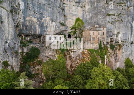 France, Var, Plan d'Aups Sainte Baume, Parc naturel régional Sainte-Baume, massif de Sainte Baume, sanctuaire de la grotte de Sainte Marie-Madeleine (St. Mary Magdalene) sur le côté de la falaise 300m (vue aérienne) Banque D'Images