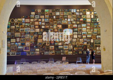 France, Var, Hyères, Collégiale Saint Paul (12th siècle), il abrite une exposition permanente de 432 ex-votos, chacun illustrant une scène de la vie quotidienne face à une situation définie de danger ou de menace Banque D'Images