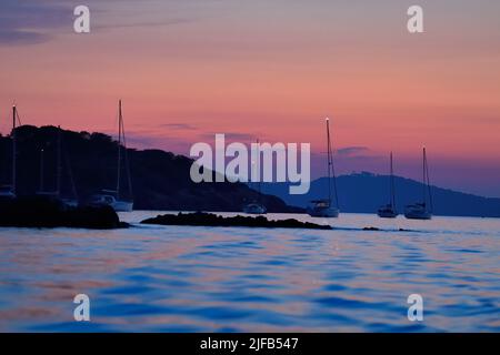 France, Var, Iles d'Hyères, Parc National de Port Cros (Parc National de Port Cros), île de Porquerolles, bateaux à l'ancre au crépuscule, la presqu'île de Giens en arrière-plan Banque D'Images