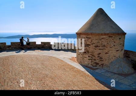 France, Var, Iles d'Hyères, Parc National de Port Cros (Parc National de Port Cros), île de Port-Cros, fort de l'Estissac surplombant le port de Port Cros et l'île de Bagaud qui est une réserve intégrale en arrière-plan Banque D'Images