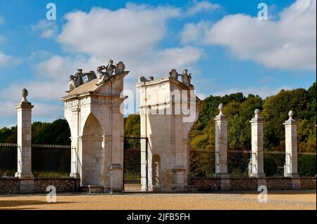 France, Eure, cour du Château du champ de bataille à Sainte-opportune-du-Bosc, marquée jardin remarquable, propriété du décorateur Jacques Garcia Banque D'Images