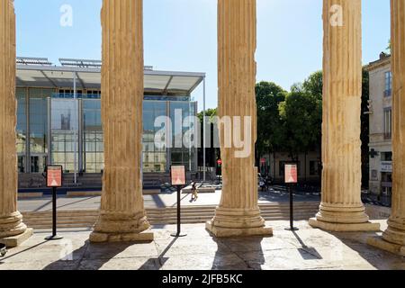 France, Gard, Nîmes, Maison Carree, ancien temple romain du 1er siècle av. J.-C., musée d'art contemporain et le carré d'art par l'architecte Norman Forster, bibliothèque multimédia et centre d'art contemporain Banque D'Images