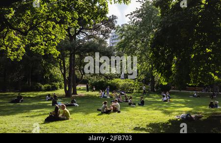 VIENNE, AUTRICHE - 26 mai 2022 : les jeunes se détendent dans un parc public populaire par beau temps. Personnes se détendant dans un parc du centre-ville. Banque D'Images