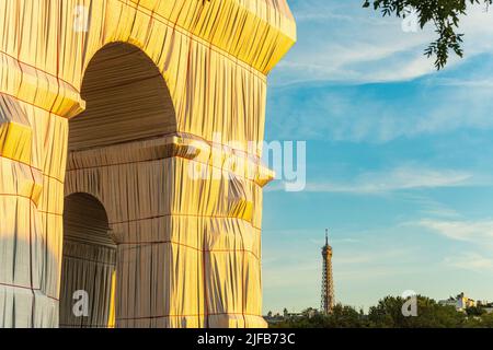 France, Paris, place de l'Etoile, Arc de Triomphe enveloppé par Jeanne-Claude et Christo, du 18 septembre au 3 octobre 2021 Banque D'Images