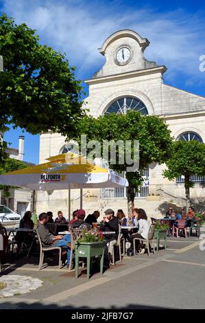 France, Charente-Maritime, Saintonge, Saint Savinien, villages labellisés de pierres et d'eau, terrasse de café devant les halls Banque D'Images