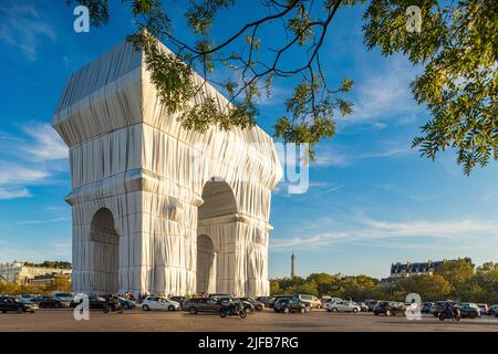 France, Paris, place de l'Etoile, Arc de Triomphe enveloppé par Jeanne-Claude et Christo, du 18 septembre au 3 octobre 2021 Banque D'Images