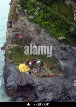 Les sans-abri vivent sur une falaise de Cornouailles Banque D'Images