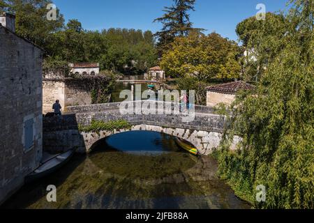 France, Charente, Bassac, cycliste le flux Veloroute Vélo traversant le pont au-dessus de la Guirlande, petit affluent de la Charente qui traverse le pied du village (vue aérienne) Banque D'Images