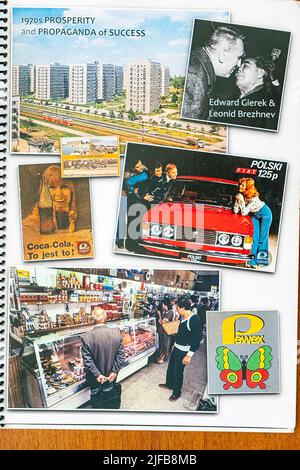Pologne, petite Pologne, Cracovie, Nowa Huta, quartier construit à l'époque communiste sur le modèle soviétique, affiche de propagande et photo ancienne Banque D'Images