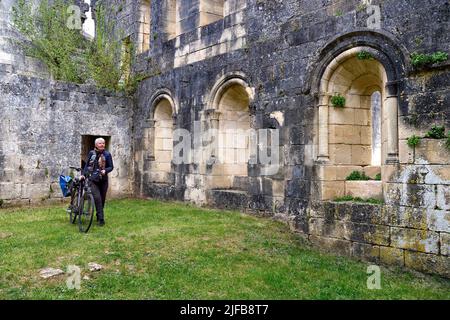 France, Dordogne, Périgord Vert, Villars, cycliste du flux Vélo dans les ruines de l'abbaye cistercienne de Boschaud du 12th siècle qui appartenait à l'abbaye de Clairvaux Banque D'Images