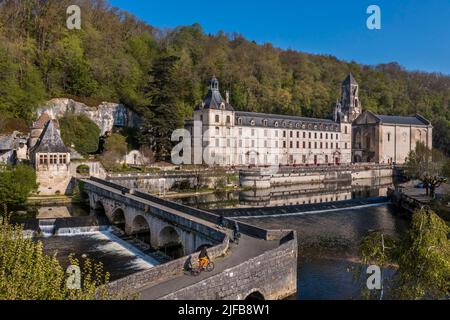 France, Dordogne, Brantôme, cyclistes voyageant le long de la route du vélo de Flow Vélo traversant le Pont Coude (pont incliné) au-dessus de la rivière Dronne, abbaye bénédictine Saint-Pierre en arrière-plan (vue aérienne) Banque D'Images