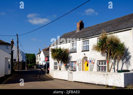 Un cottage en pierre dans le village cornish de Million. Sur la péninsule de Lizard. Banque D'Images