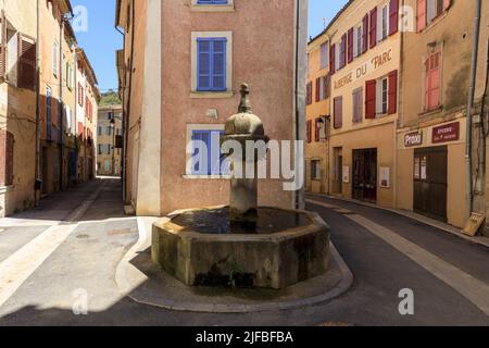 France, Var, Provence verte, Correns, rue de l'Eglantine, fontaine Banque D'Images