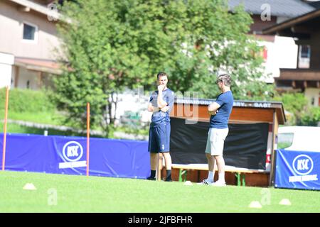 KSC-coach entraîneur Christian Eichner en trainingscamp en Autriche planification de l'équipe Aufstellung Taktik Kreuzer Sportgeschäftsfü Banque D'Images