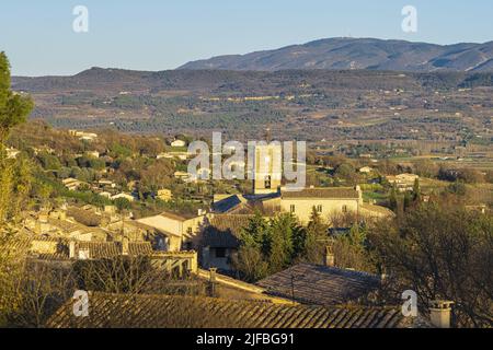 France, Vaucluse, Parc naturel régional du Luberon, Goult, petit village médiéval perché, Mourre Negre en arrière-plan, point culminant du massif du Luberon (alt : 1125 m) Banque D'Images