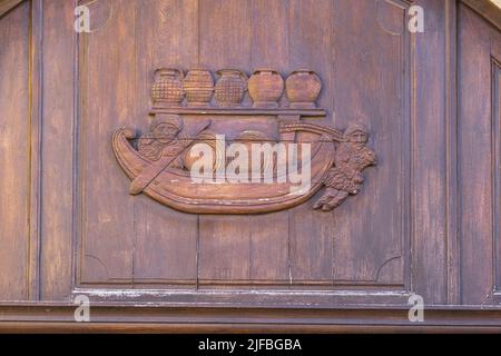 France, Vaucluse, Parc naturel régional du Luberon, Ménerbes, labellisés les plus Beaux villages de France (les plus beaux villages de France), ancien hôtel d'Astier de Montfaucon, construit dans les 17th et 18th siècles, abrite la Maison de la Truffe et du vin du Luberon, détail de la porte d'entrée Banque D'Images