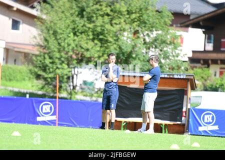 KSC-coach entraîneur Christian Eichner en trainingscamp en Autriche planification de l'équipe Aufstellung Taktik Kreuzer Sportgeschäftsfü Banque D'Images