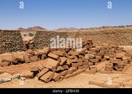 Tchad, Ennedi, Wadi Hawar, Amdjarass, village indigène d'Idriss Deby, atelier de brique de boue Banque D'Images