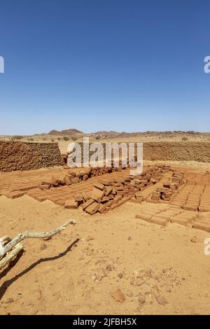 Tchad, Ennedi, Wadi Hawar, Amdjarass, village indigène d'Idriss Deby, atelier de brique de boue Banque D'Images