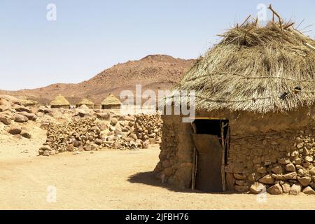 Tchad, Ennedi, Wadi Hawar, Amdjarass, village indigène d'Idriss Deby, habitat traditionnel de la terre brute Banque D'Images