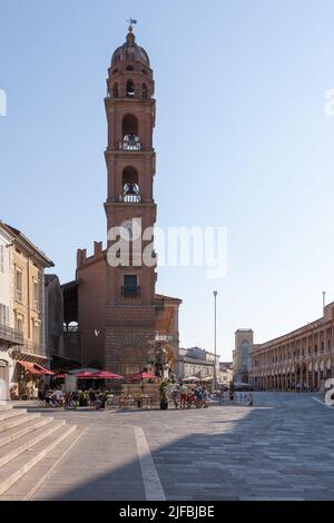 Torre dell'Orologio sur la Piazza del Popolo (Tour de l'horloge sur la place du peuple), Faenza, Italie Banque D'Images