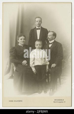 Portrait de famille inconnue. Portrait de famille inconnue. La photographie est incluse dans les albums contenant des photos de famille et des portraits de la famille Carl August et de leurs amis. Banque D'Images