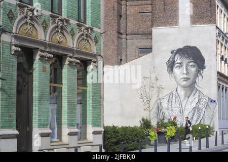 France, Nord, Roubaix, place Camille Claudel, la Maison verte (Villa Dubois) construite en 1893 avec en arrière-plan la fresque Camille Claudel de l'artiste australien Jimmy C Banque D'Images