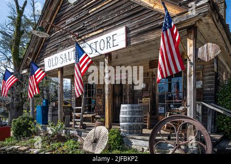 La boutique de souvenirs et le musée historique de l'Old Sautee Store se trouvent à Sautee Nacoochee, près de Helen, en Géorgie, dans un magasin général datant de 19th ans. (ÉTATS-UNIS) Banque D'Images