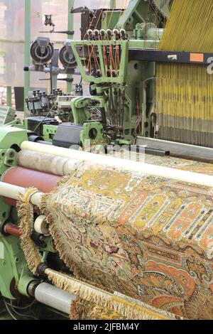 France, Nord, Roubaix, la Manufacture (musée de la mémoire et de la création textile) installée dans les anciens locaux de la société textile Craye et fils (début 20th siècle), métier à tisser Dornier avec lance double rigide (1990) Banque D'Images