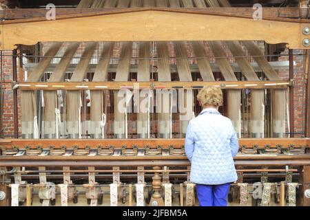 France, Nord, Roubaix, la Manufacture (musée de la mémoire et de la création textile) installé dans les anciens locaux de la société textile Craye et fils (début 20th siècle), fabricant de rubans (métier à tisser pour tisser des rubans à partir de la fin du 19th siècle ) Banque D'Images