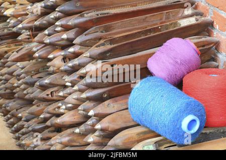 France, Nord, Roubaix, la Manufacture (musée de la mémoire et de la création textile) installé dans les anciens locaux de la société textile Craye et fils (début 20th siècle), navettes de métier à tisser Banque D'Images