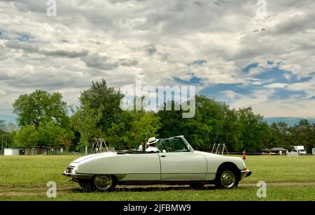 Célèbre voiture française convertible Citroën DS des années 60 avec un ciel spectaculaire en arrière-plan. C'est une voiture classique électrique. Banque D'Images