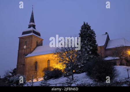 France, territoire de Belfort, Rougegoutte, église Saint-Georges de 1724, soirée d'hiver, neige Banque D'Images