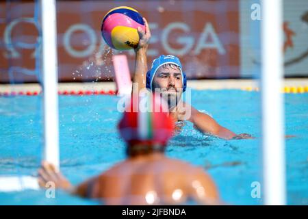 Budapest, Hongrie. 01st juillet 2022. BUDAPEST, HONGRIE - JUILLET 1 : Konstantinos Genidounias contrôle le ballon pendant le match semi-final du polo d'eau pour hommes entre l'équipe Italie et l'équipe Grèce le 12 jour des Championnats du monde de la FINA 2022 à Budapest au complexe aquatique national Alfred Hajos à 01 juillet 2022 à Budapest, Hongrie. Photo: Luka Stanzl/PIXSELL Credit: Pixsell photo & video Agency/Alay Live News Banque D'Images