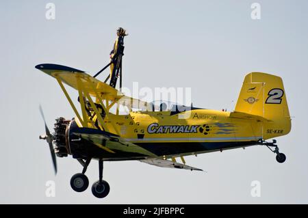 Pitts Python effectuant des promenades en aile au Sola Airshow juin 2007. Banque D'Images