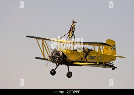 Pitts Python effectuant des promenades en aile au Sola Airshow juin 2007. Banque D'Images