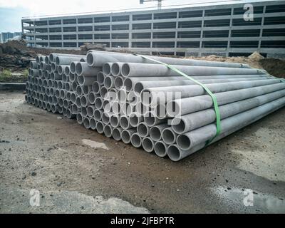 Tuyaux en béton armé sur un chantier de construction. Tuyaux sur le chantier. Banque D'Images