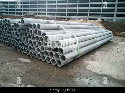 Tuyaux en béton armé sur un chantier de construction. Tuyaux sur le chantier. Banque D'Images